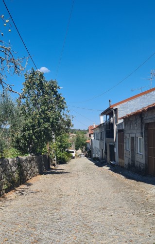 A pitoresca R. da Calçada em Ladário