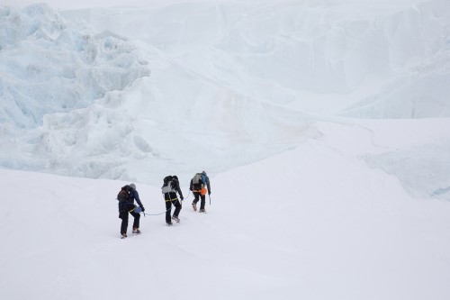 Roped walking in Antarctica in case of crevices